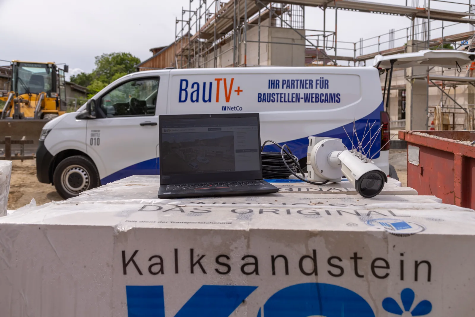 Construction camera and laptop in front of the BauTV+ van