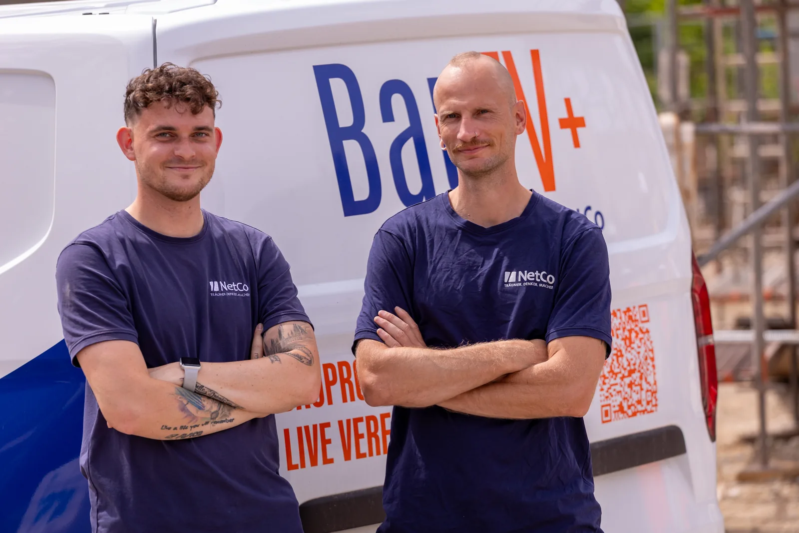 BauTV+ technicians in front of the service van on site