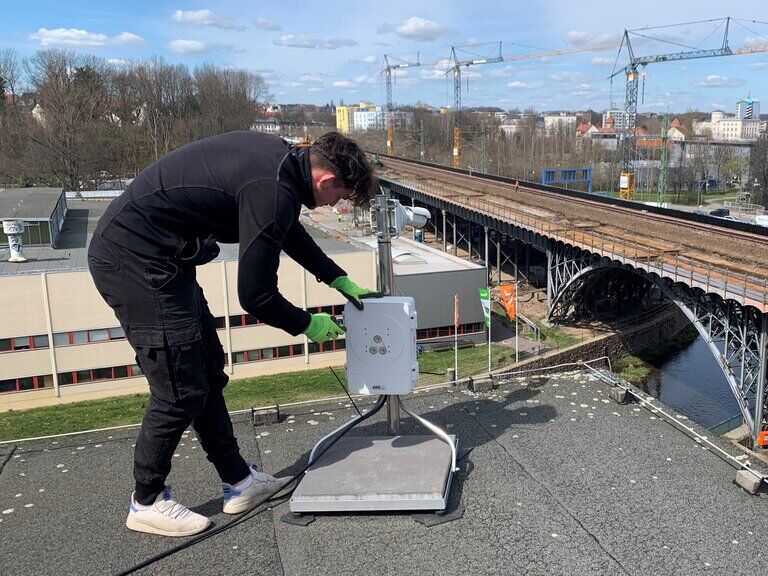 Baustellen-Webcam wird für die Baustellendokumentation montiert