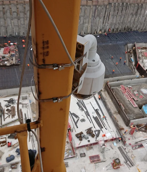 Construction site camera mounted on a luffing crane