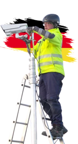 Techniker montiert Zeitraffer-Kamera für Baustelle