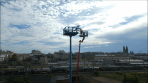 Baustellenkamera Montage mit Arbeitsbühne