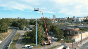 Baustellenkamera Montage mit Arbeitsbühne