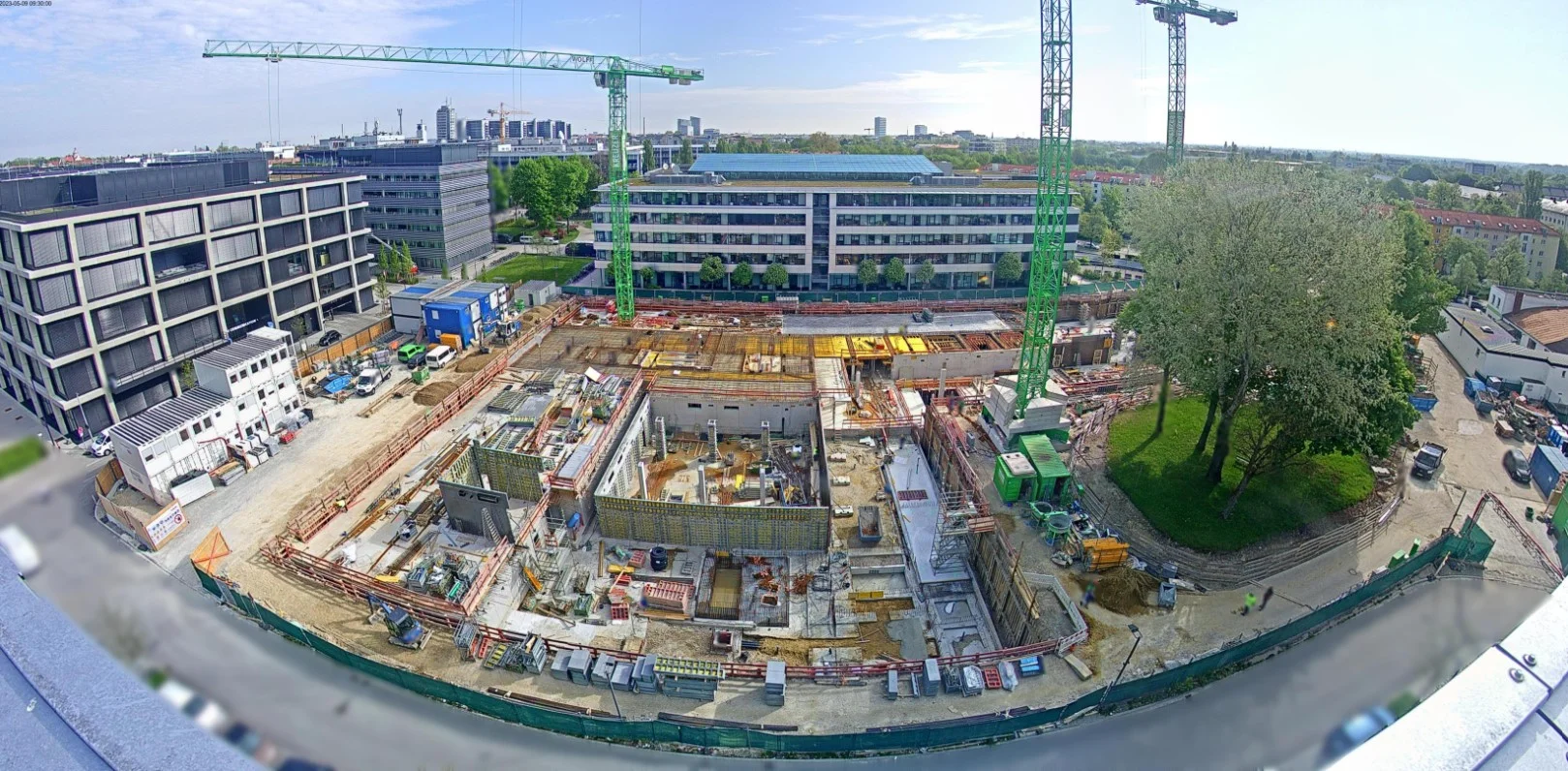 DSGVO-konforme Panorama-Aufnahme von einer Großbaustelle mit Webcam